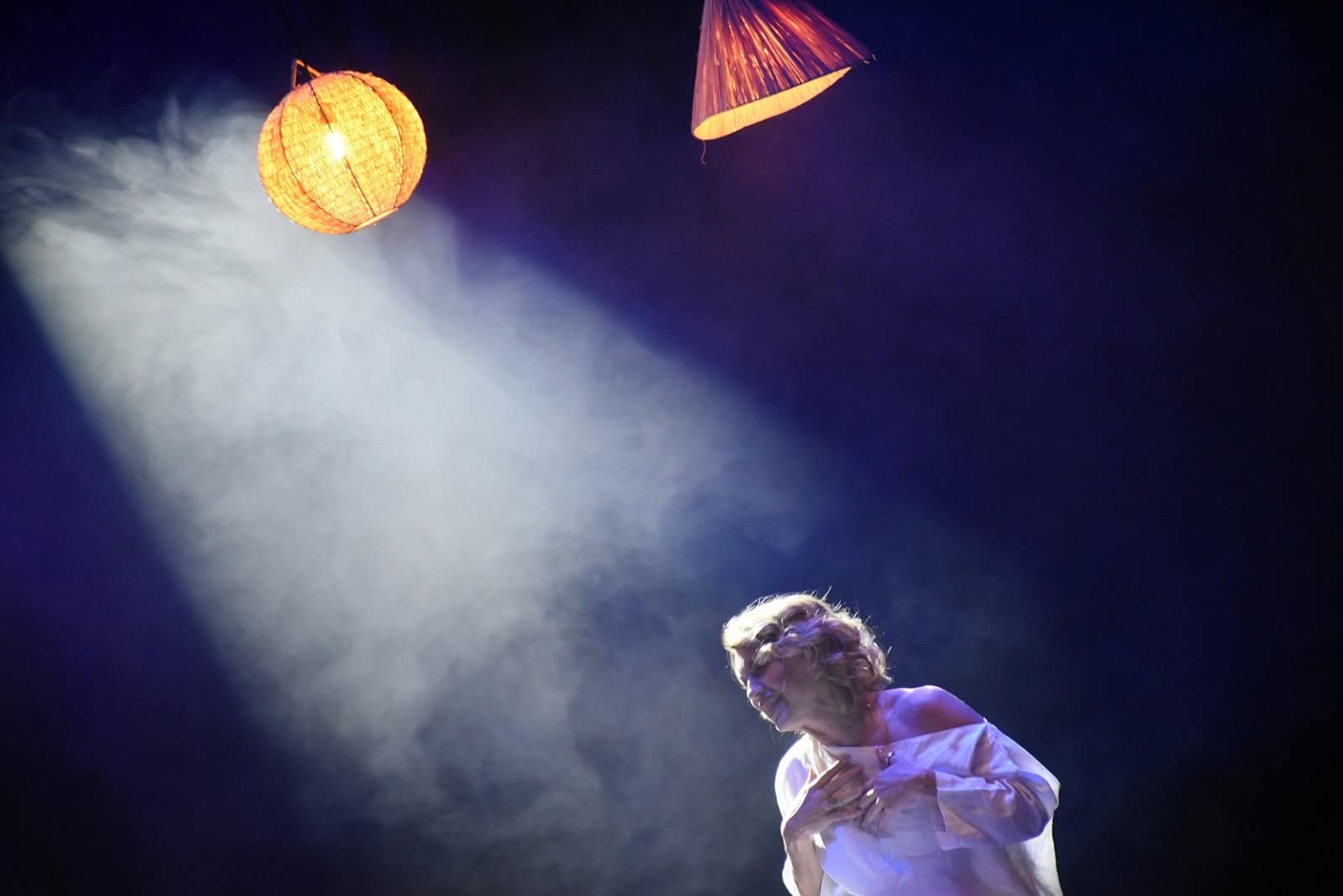 Atriz sob iluminação cénica no Centro Cultural do Bom Sucesso — fotografia 103
