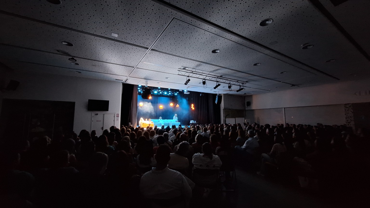 Auditório lotado durante espetáculo no Centro Cultural do Bom Sucesso — fotografia 106